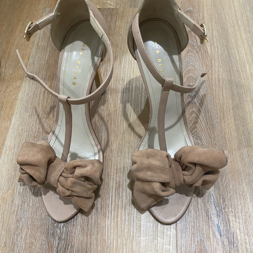 Mia Becker bow nude suede shoes with gold stiletto heel size 8